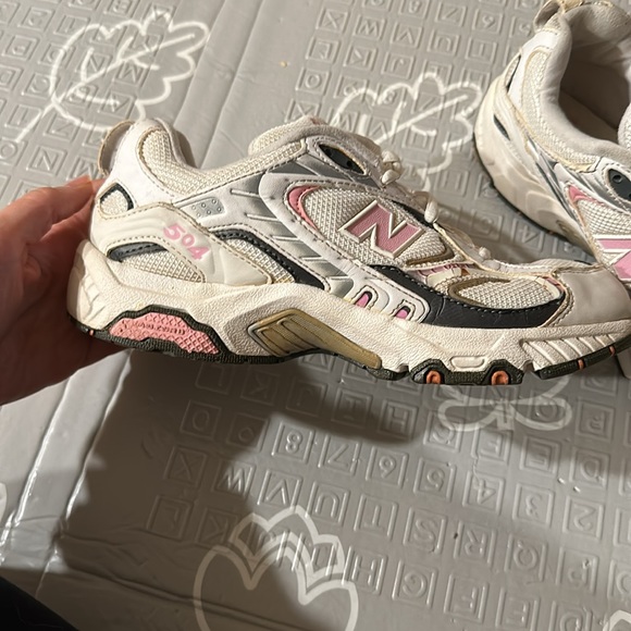 NEW BALANCE WOMENS 504 running athletic shoes sneakers white and pink - Picture 2 of 8